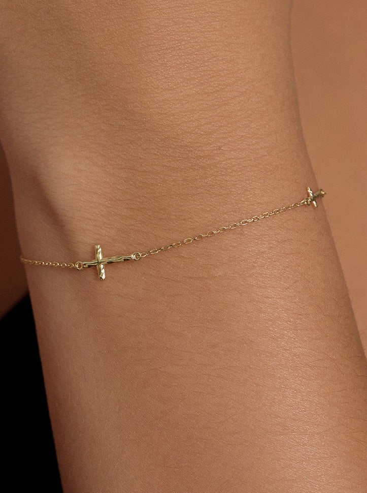 Charmant Cross Bracelet